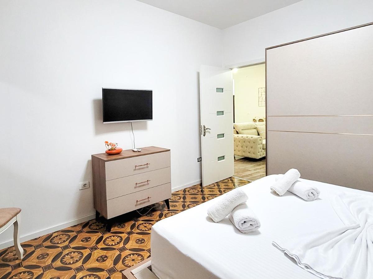 One-Bedroom Gem By The Square Tirana Exterior foto
