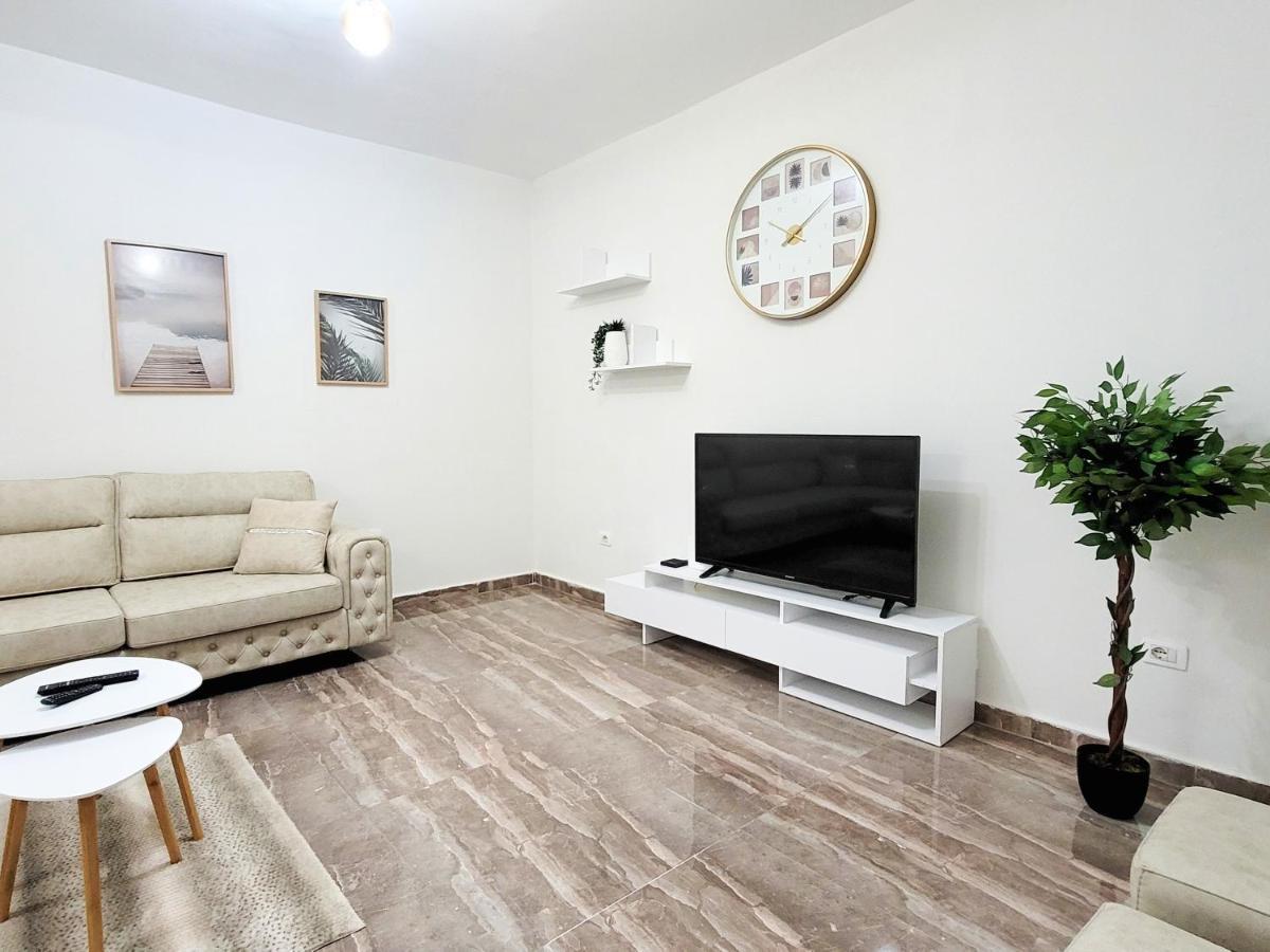 One-Bedroom Gem By The Square Tirana Exterior foto