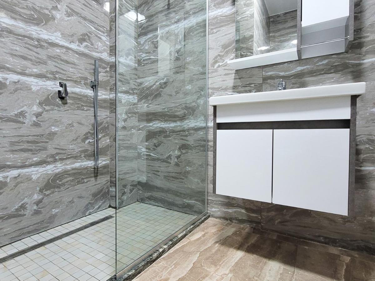 One-Bedroom Gem By The Square Tirana Exterior foto