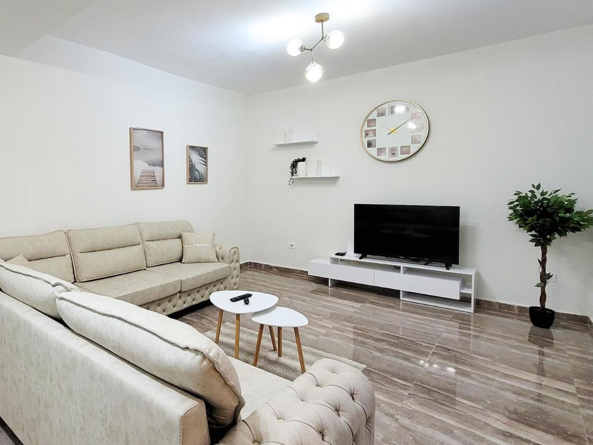 One-Bedroom Gem By The Square Tirana Exterior foto